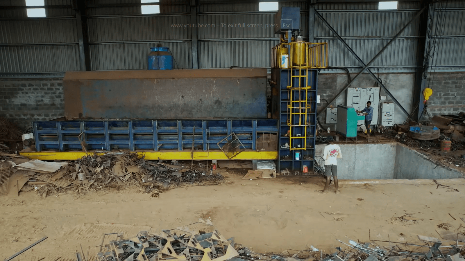 Automatic shearing machine processing steel scrap